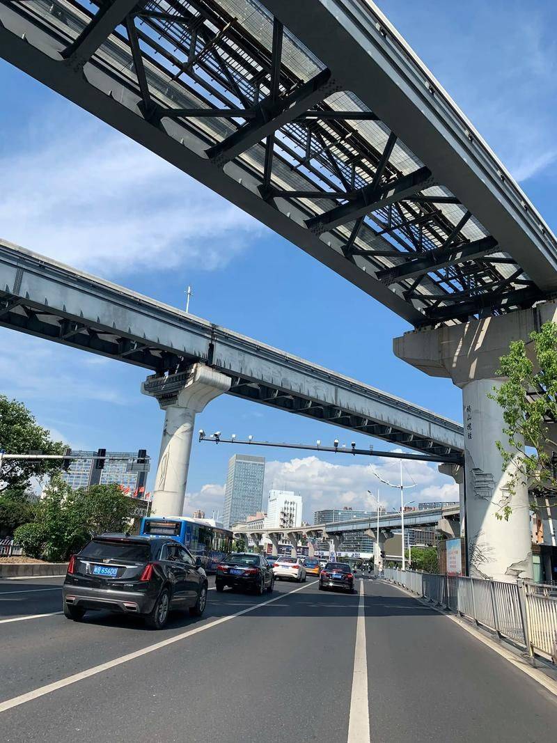 At the end of the two meetings, the price of the house is a problem