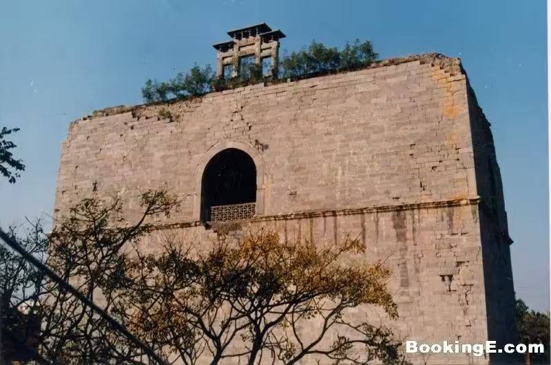 The building features of the palace point