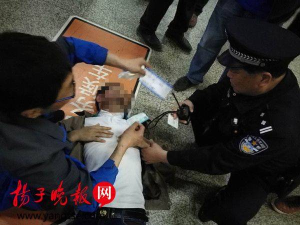 乘客站外突发癫痫病，南京铁警用土方法救治