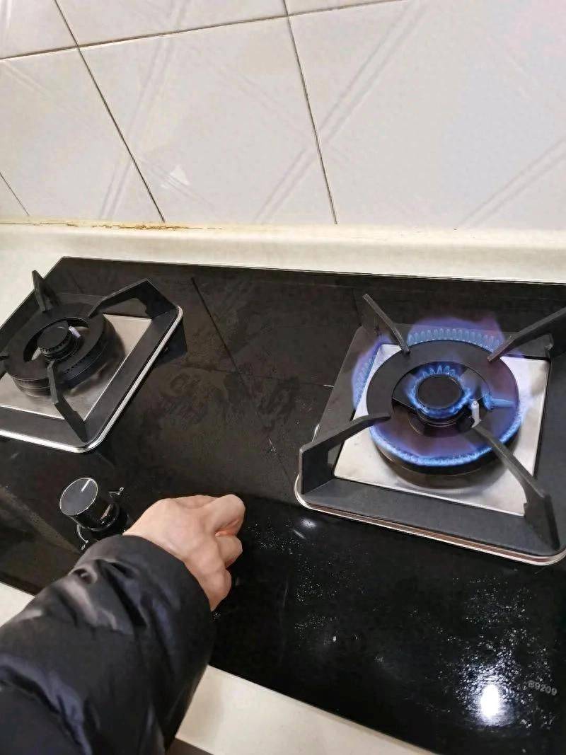 24小时待命！燃气灶维修上门服务热线随时为你守候