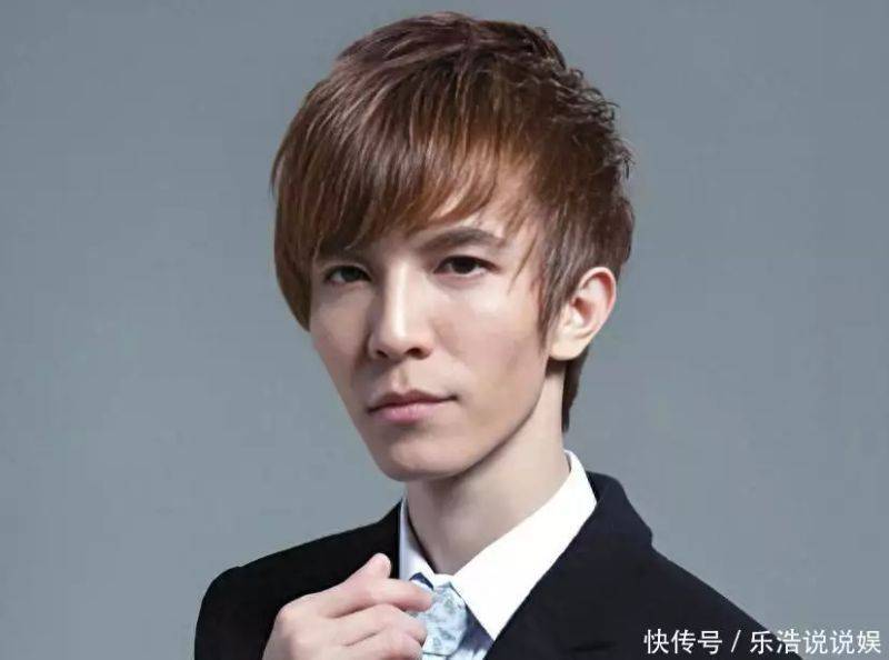 42岁郭敬明在福建被偶遇，与三位身高180厘米的帅哥同行