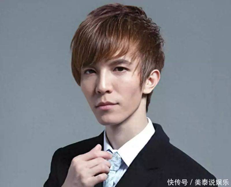 42岁郭敬明福建被偶遇，和3个180cm帅哥同行，他只比电动车高一点