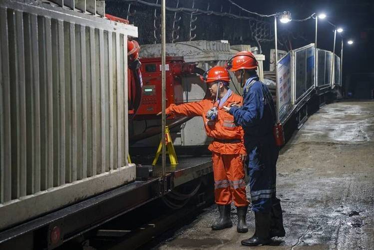 矿山岩爆机理与防治实践