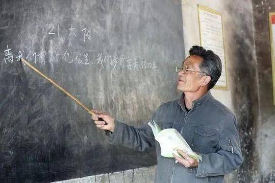 Intellectuals regret staying on the mainland