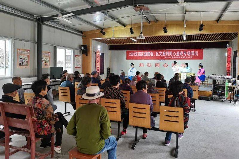 Intellectuals regret staying on the mainland