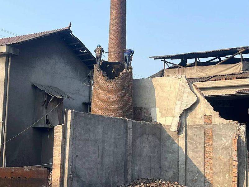 Steel structure reinforced chimney inspection maintenance unit