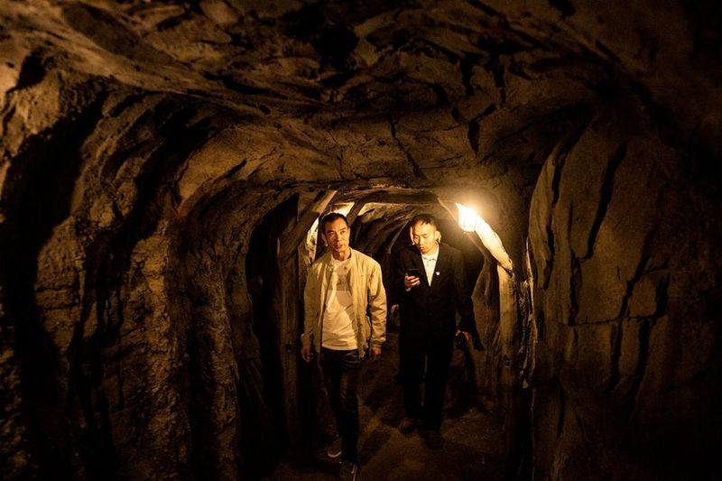 Zhao xinmei, a young man of knowledge, went up the hill and did it