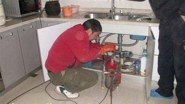 下水道被油污堵了，千万别用热水冲，教你几种实用的小妙招