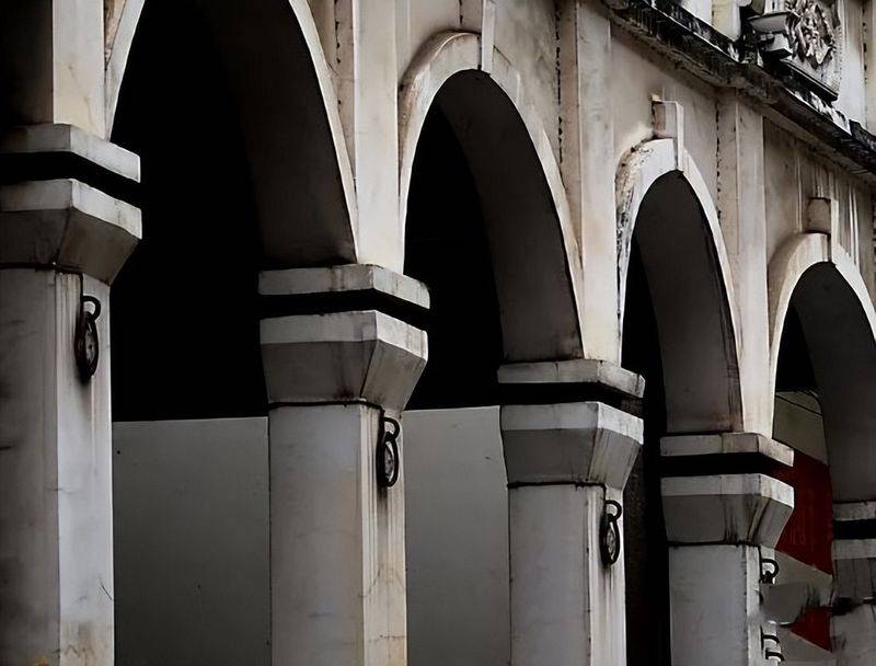 Building features on horseback