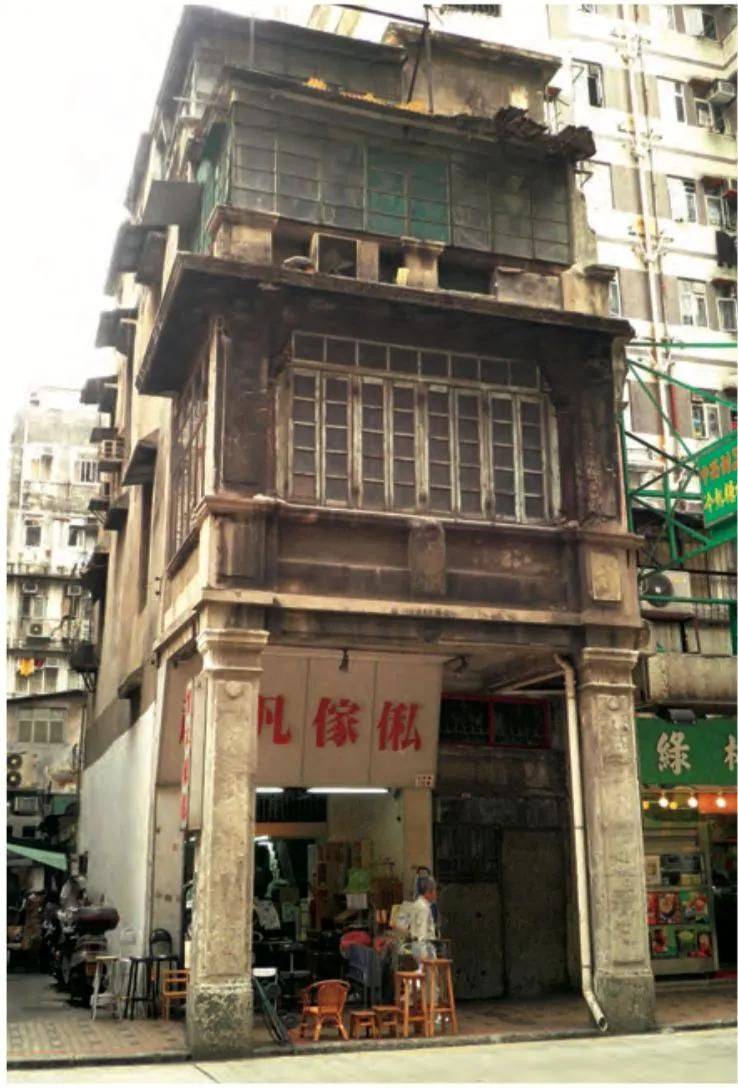 Building features on horseback