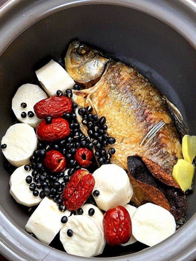 Men ' s healthy and knowledgeable elderly people drink catfish soup