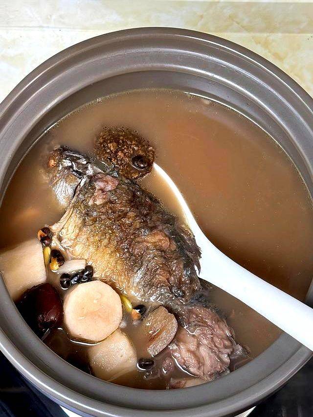 Men ' s healthy and knowledgeable elderly people drink catfish soup