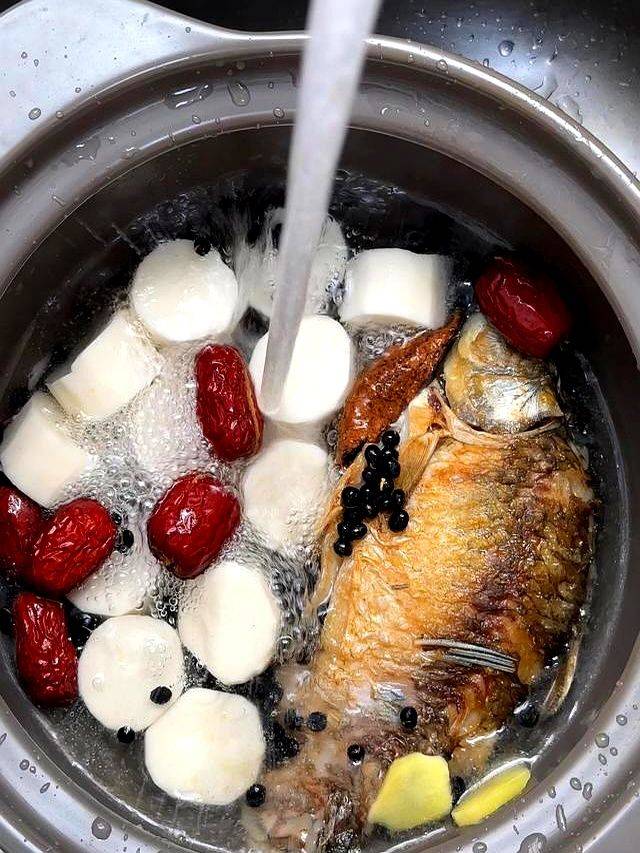 Men ' s healthy and knowledgeable elderly people drink catfish soup