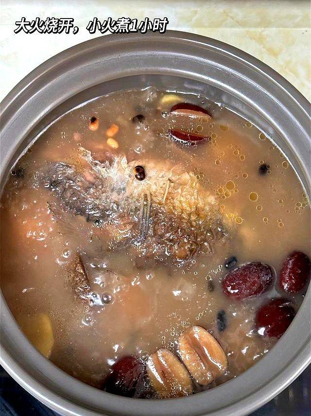 Men ' s healthy and knowledgeable elderly people drink catfish soup