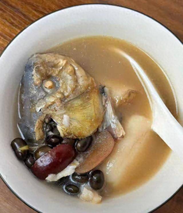 Men ' s healthy and knowledgeable elderly people drink catfish soup