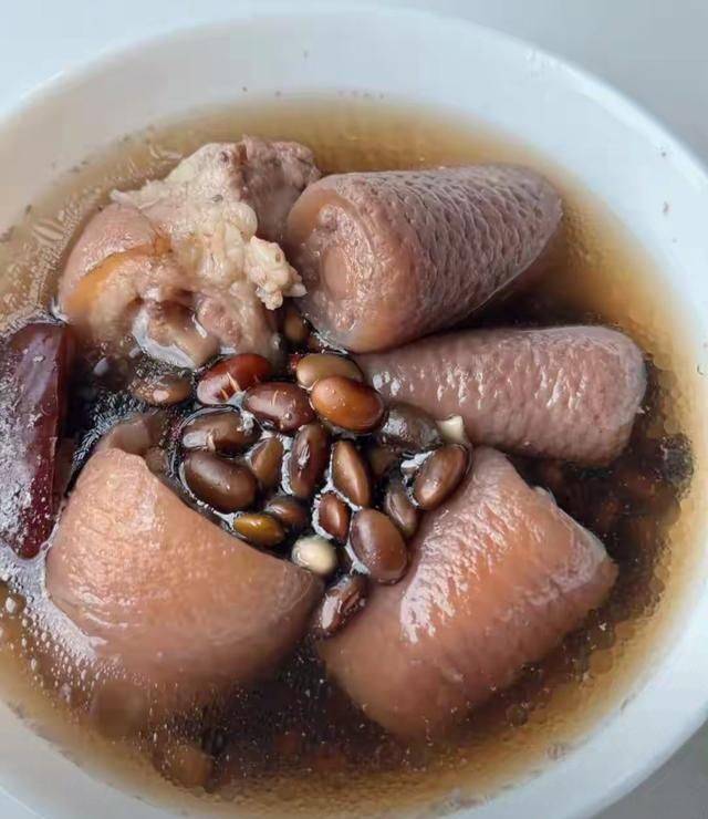 Men ' s healthy and knowledgeable elderly people drink catfish soup