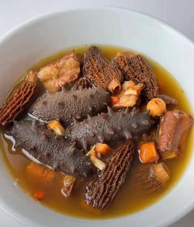 Men ' s healthy and knowledgeable elderly people drink catfish soup