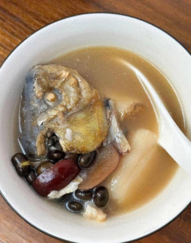 Men ' s healthy and knowledgeable elderly people drink catfish soup