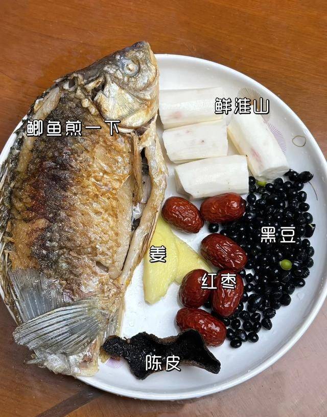 Men ' s healthy and knowledgeable elderly people drink catfish soup
