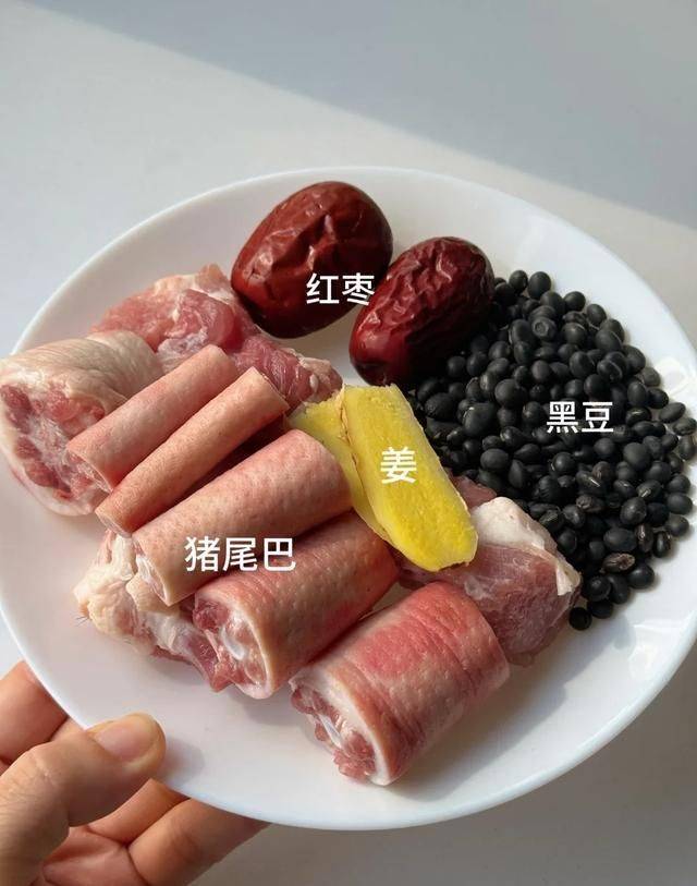 Men ' s healthy and knowledgeable elderly people drink catfish soup