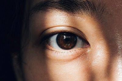 A massage method to protect the eyes