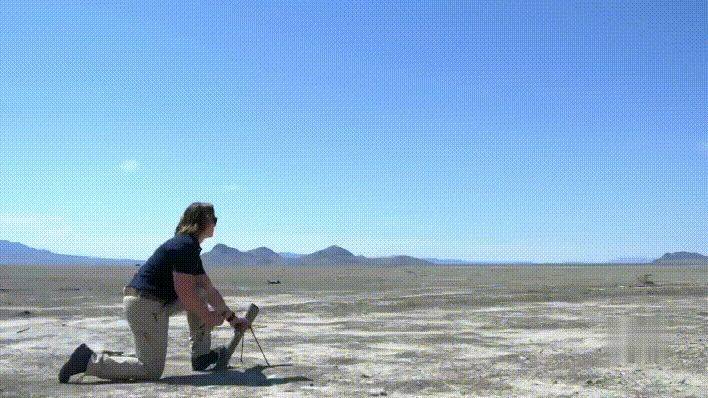Automatically stretching the spring knife