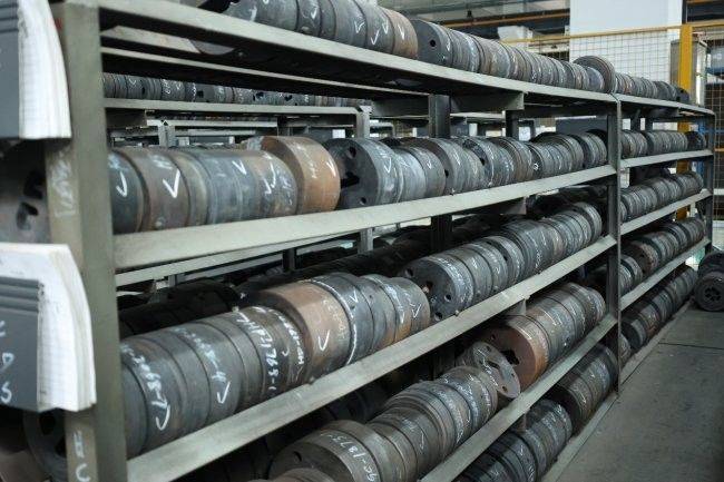Aluminum squeezing molds