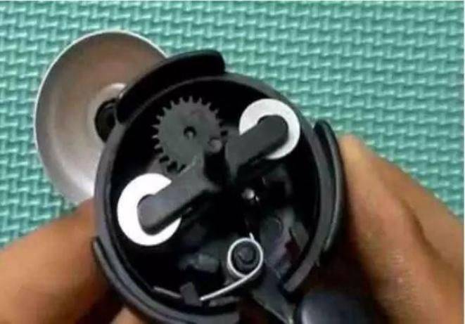 Automatically stretching the spring knife