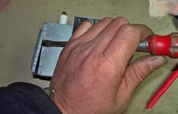 微波炉磁控管帽烧烂怎样维修