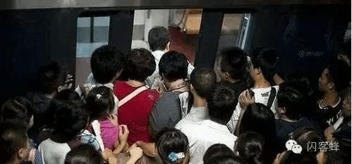 乘坐地铁有套路...这里的高峰期挤地铁攻略超乎你的想象!