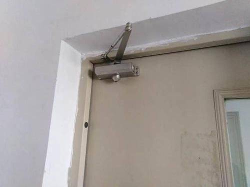 防盗门闭门器维修