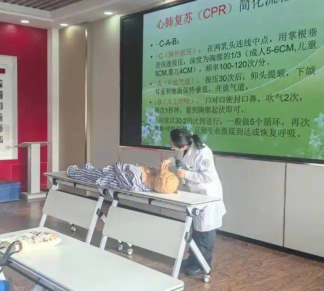 急救知识普及进社区