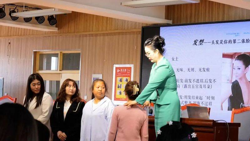 举办文明礼仪知识讲座