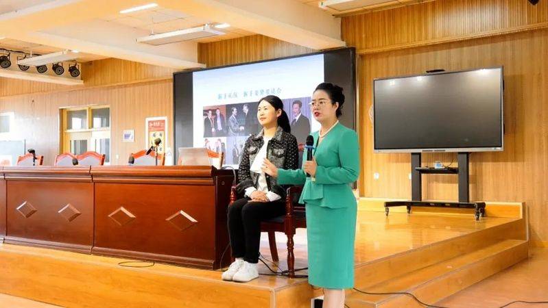 举办文明礼仪知识讲座