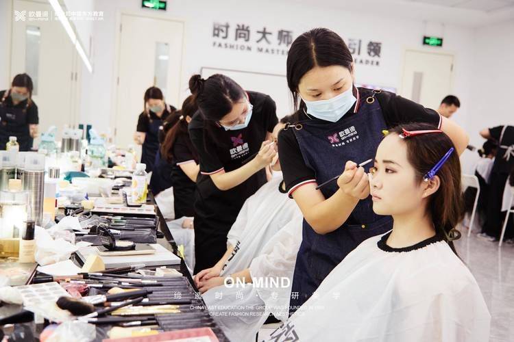 重庆化妆培训班多少钱