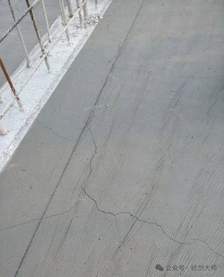 大体积混凝土中温度裂缝的成因