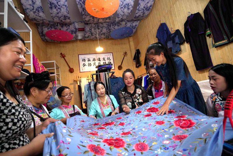 新时代中国女性展现崭新“她力量”