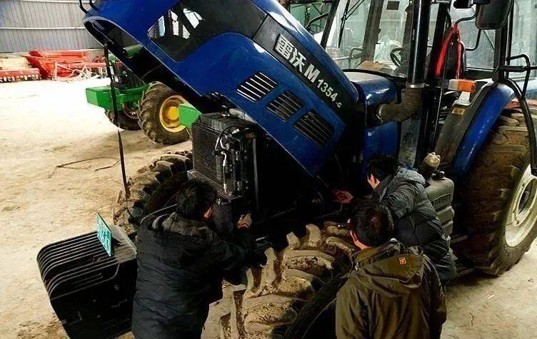 小型拖拉机维修