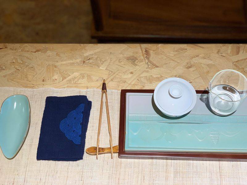 Tea and tea sets are well-informed