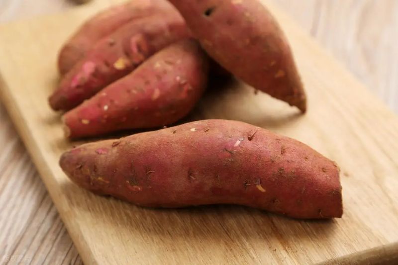 Water cultivation methods for red potato leaves