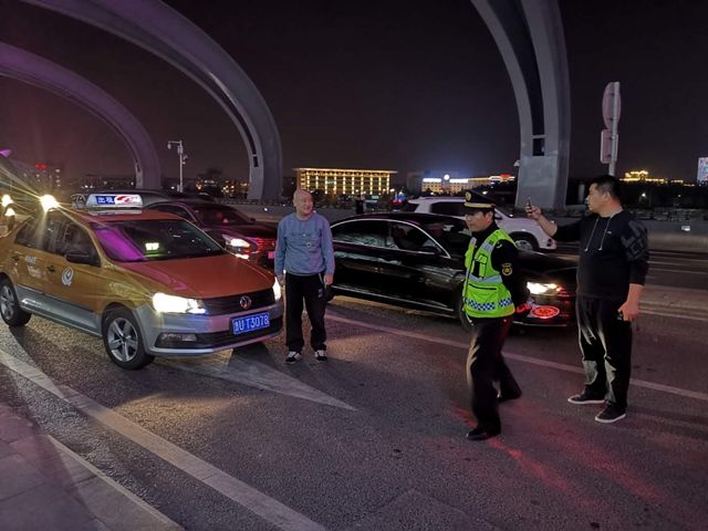 重庆新闻 出租车强行打组合载客 乘客可拒付车费