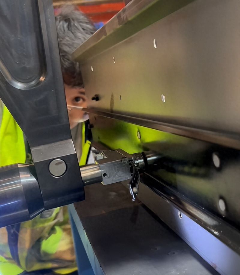 The principle of strong steel hydraulic docking