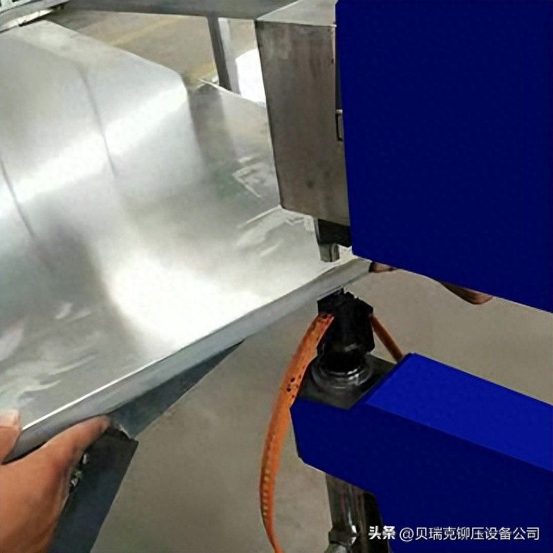 The principle of strong steel hydraulic docking