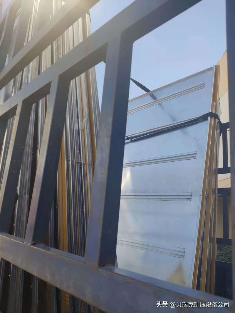 The principle of strong steel hydraulic docking