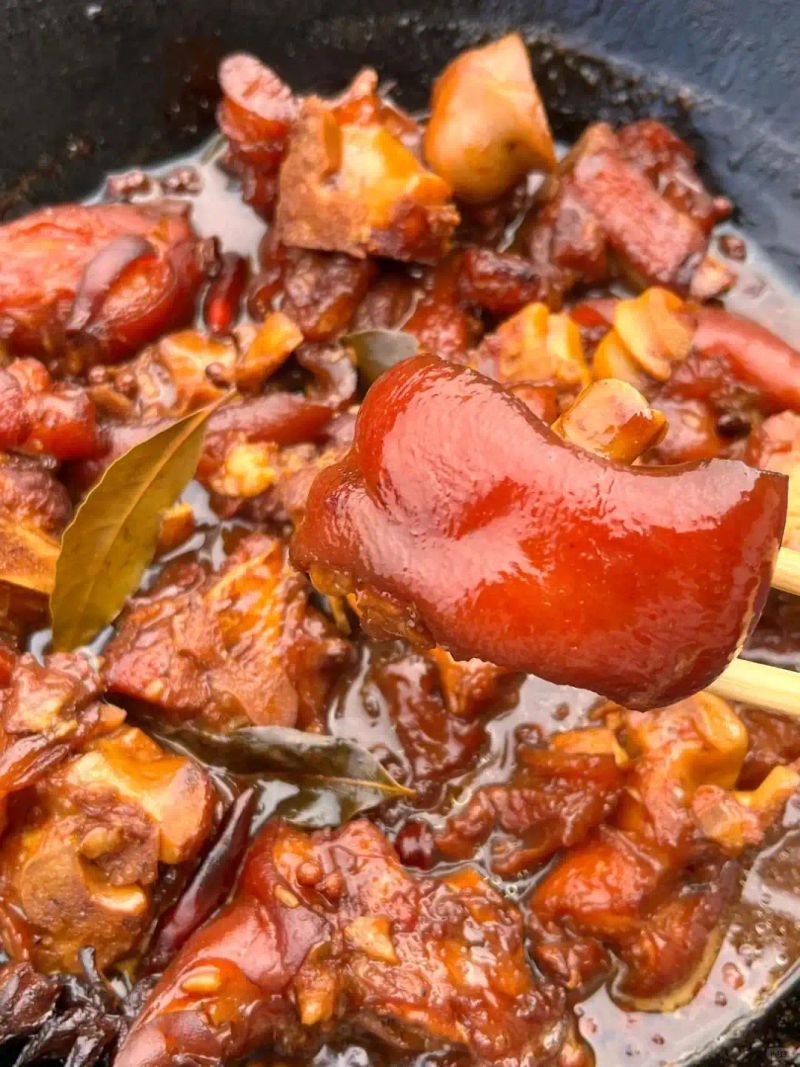 The simplest way to burn a pig's feet