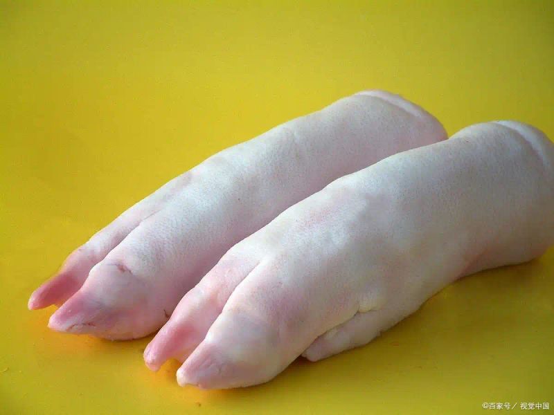 The simplest way to burn a pig's feet