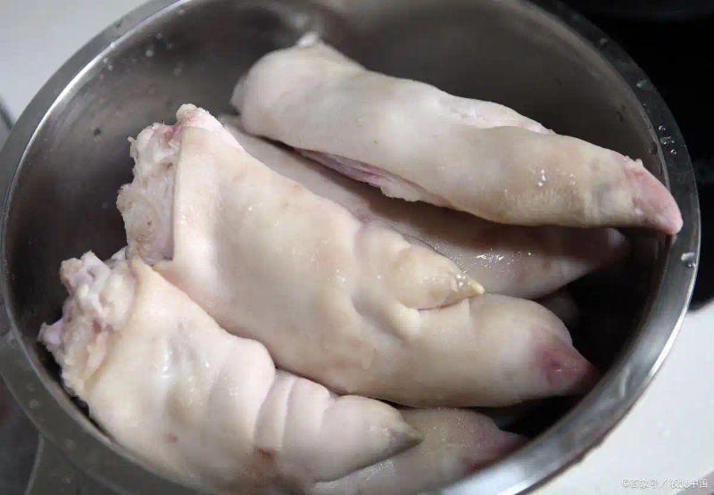 The simplest way to burn a pig's feet