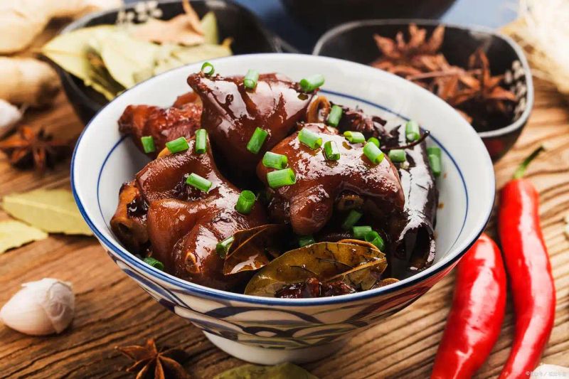 The simplest way to burn a pig's feet