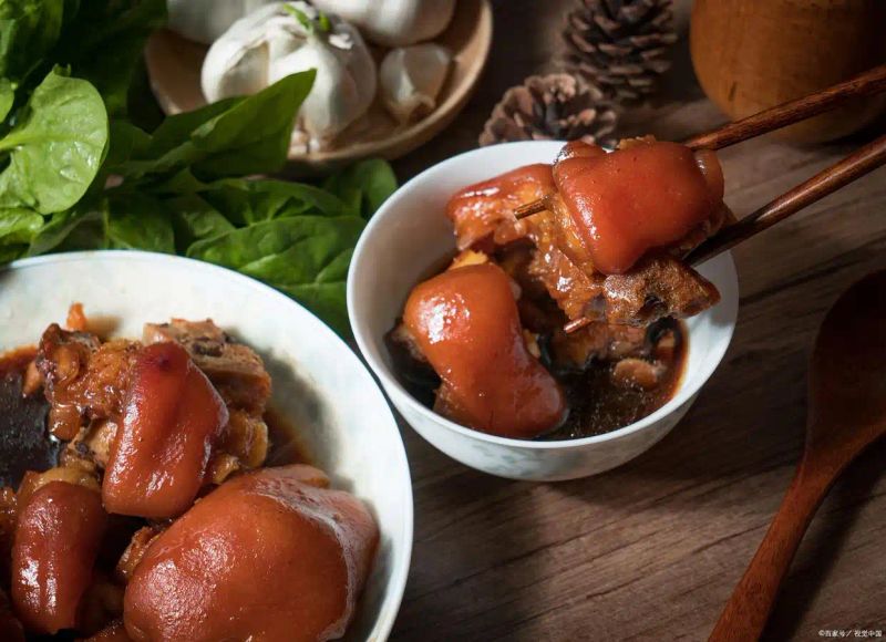 The simplest way to burn a pig's feet