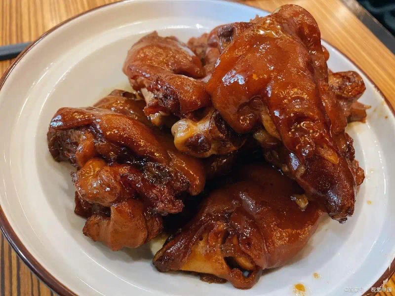 The simplest way to burn a pig's feet